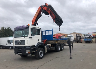 Camión de ocasión MAN TGA 310, 6x4 del año 2004 con 200.070km, con caja fija y grúa Palfinger PK44002C de 8 prolongas, mando a distancia y 4 estabilizadores.