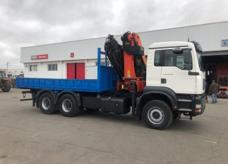 Camión de ocasión MAN TGA 310, 6x4 del año 2004 con 200.070km, con caja fija y grúa Palfinger PK44002C de 8 prolongas, mando a distancia y 4 estabilizadores.