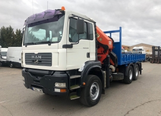 Camión de ocasión MAN TGA 310, 6x4 del año 2004 con 200.070km, con caja fija y grúa Palfinger PK44002C de 8 prolongas, mando a distancia y 4 estabilizadores.