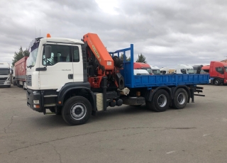 Camión de ocasión MAN TGA 310, 6x4 del año 2004 con 200.070km, con caja fija y grúa Palfinger PK44002C de 8 prolongas, mando a distancia y 4 estabilizadores.