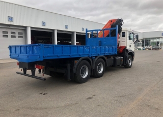 Camión de ocasión MAN TGA 310, 6x4 del año 2004 con 200.070km, con caja fija y grúa Palfinger PK44002C de 8 prolongas, mando a distancia y 4 estabilizadores.