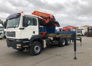 Camión de ocasión MAN TGA 310, 6x4 del año 2004 con 200.070km, con caja fija y grúa Palfinger PK44002C de 8 prolongas, mando a distancia y 4 estabilizadores.