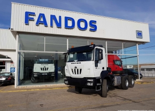 Nuevo IVECO ASTRA HD9 64.45, 6x4 de 450cv, Euro 6 con cambio manual.  - Cruise control
- Rejillas protección faros delanteros
- Aire acondicionado
- Visera 
- Asiento con suspensión neumática y ajuste lumbar.
-Ventana trasera cabina
-Luces rotativas
-Deposito de Ad-Blue y filtro calefactados