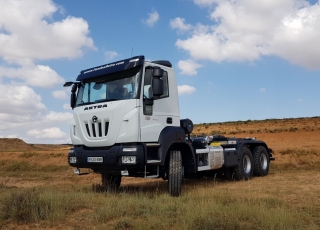 Nuevo IVECO ASTRA HD9 64.45, 6x4 de 450cv, Euro 6 con cambio manual.  - Aire acondicionado.
 - Visera.
 - Gancho de maniobra trasero.
 - Espejos calefactados y telecomandados.
 - Ventana pared trasera cabina.
 - Radio Bluetooh con manos libres y MP3.
 - Rejilla proteccion pilotos traseros.
 - Preinstalación toma de fuerza.
 - Deposito de urea y filtro gasoil calefactado.
 - Toma fuerza ZF NH/4C
 - Potección radiador
 - Faros antiniebla.
 - Avisador acustico marcha atrás.
 - Ballestas posteriores reforzadas.
 - Escalon de inspección delantero.
 - Barra estabilizadora.
 - Freno estacionamiento en eje delantero.