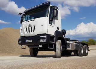 New IVECO ASTRA HD9 64.45, 6x4 of 450cv, Euro 6 with manual gearbox.