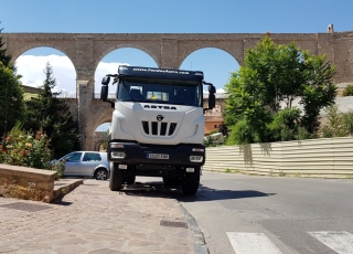 Nuevo IVECO ASTRA HD9 64.45, 6x4 de 450cv, Euro 6 con cambio manual.  - Aire acondicionado.
 - Visera.
 - Gancho de maniobra trasero.
 - Espejos calefactados y telecomandados.
 - Ventana pared trasera cabina.
 - Radio Bluetooh con manos libres y MP3.
 - Rejilla proteccion pilotos traseros.
 - Preinstalación toma de fuerza.
 - Deposito de urea y filtro gasoil calefactado.
 - Toma fuerza ZF NH/4C
 - Potección radiador
 - Faros antiniebla.
 - Avisador acustico marcha atrás.
 - Ballestas posteriores reforzadas.
 - Escalon de inspección delantero.
 - Barra estabilizadora.
 - Freno estacionamiento en eje delantero.