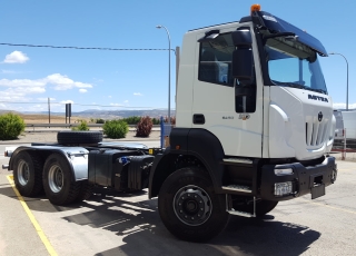 Nuevo IVECO ASTRA HD9 64.45, 6x4, con motor Cursor 13 de 450cv, Euro 6 E, cambio automatizado TRAXON, distancia entre ejes 3.800, con el siguiente equipamiento:  - Asiento del conductor con suspensión neumática, y asiento del acompañante regulable. 
- Filtro de aspiración en seco, con doble cartucho y ciclón. 
- Neumáticos: 385/65 R22,5+315/80 R 22,5 
- Rueda repuesto completa de auxilio 
- Aire acondicionado 
- Ventana Cabina trasera 
- Radio DAB 
- Bocina neumáticas en chasis 
- Avisador acústico marcha atrás 
- Espejos Eléctricos 
- TDF ZF NH4C 
- Design PACK 
- Hill Holder 
- Gancho Remolque Orlandi EH 506