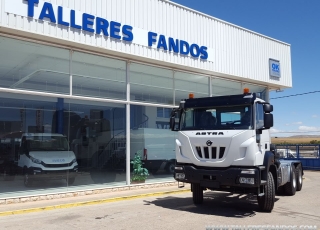 Nuevo IVECO ASTRA HD9 64.50, 6x4 de 500cv, Euro 6 con cambio manual.  - Cruise control
- Rejillas protección faros delanteros
- Aire acondicionado
- Visera 
- Gancho de maniobra trasero
- Espejos calefactados y telecomandados
- Asiento con suspensión neumática y ajuste lumbar.
- ABS
-Ventana trasera cabina
-Luces rotativas
-Deposito de Ad-Blue y filtro calefactados