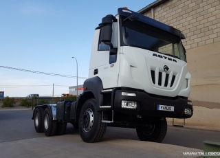 Nuevo IVECO ASTRA HD9 64.50, 6x4 de 500cv, Euro 6 con cambio manual.  - Cruise control
- Rejillas protección faros delanteros
- Aire acondicionado
- Visera 
- Gancho de maniobra trasero
- Espejos calefactados y telecomandados
- Asiento con suspensión neumática y ajuste lumbar.
- ABS
-Ventana trasera cabina
-Luces rotativas
-Deposito de Ad-Blue y filtro calefactados