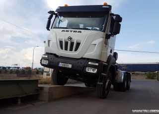 Nuevo IVECO ASTRA HD9 64.50, 6x4 de 500cv, Euro 6 con cambio manual.  - Cruise control
- Rejillas protección faros delanteros
- Aire acondicionado
- Visera 
- Gancho de maniobra trasero
- Espejos calefactados y telecomandados
- Asiento con suspensión neumática y ajuste lumbar.
- ABS
-Ventana trasera cabina
-Luces rotativas
-Deposito de Ad-Blue y filtro calefactados