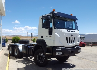 Nuevo IVECO ASTRA HD9 64.50, 6x4 de 500cv, Euro 6 con cambio manual.  - Cruise control
- Rejillas protección faros delanteros
- Aire acondicionado
- Visera 
- Gancho de maniobra trasero
- Espejos calefactados y telecomandados
- Asiento con suspensión neumática y ajuste lumbar.
- ABS
-Ventana trasera cabina
-Luces rotativas
-Deposito de Ad-Blue y filtro calefactados