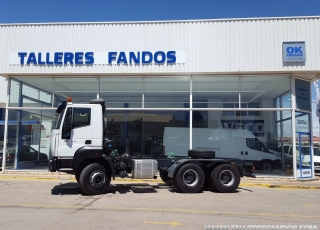 Nuevo IVECO ASTRA HD9 64.50, 6x4 de 500cv, Euro 6 con cambio manual.  - Cruise control
- Rejillas protección faros delanteros
- Aire acondicionado
- Visera 
- Gancho de maniobra trasero
- Espejos calefactados y telecomandados
- Asiento con suspensión neumática y ajuste lumbar.
- ABS
-Ventana trasera cabina
-Luces rotativas
-Deposito de Ad-Blue y filtro calefactados