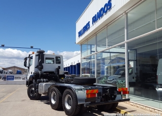 Nuevo IVECO ASTRA HD9 64.50, 6x4 de 500cv, Euro 6 con cambio manual.  - Cruise control
- Rejillas protección faros delanteros
- Aire acondicionado
- Visera 
- Gancho de maniobra trasero
- Espejos calefactados y telecomandados
- Asiento con suspensión neumática y ajuste lumbar.
- ABS
-Ventana trasera cabina
-Luces rotativas
-Deposito de Ad-Blue y filtro calefactados