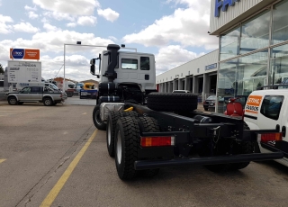 Nuevo IVECO ASTRA HD9 64.50, 6x4 de 500cv, Euro 6 con cambio manual. 
 - Aire acondicionado.
 - Visera.
 - Avisador acústico marcha atrás.
 - Gancho de maniobra trasero.
 - Freno de mano adicional anterior.
 - Barra estabilizadora trasera.
 - Barra estabilizadora intermedia.
 - Ballestas posteriores reforzadas.
 - Ventana pared trasera cabina.
 - Toma fuerza ZF NH/4C
 - Faros antiniebla.
 - Toma de aire en chasis y manguera.
 - Ballestas anteriores reforzadas.
 - Bocina neumática
 - Escalón de inspección delantero.
 - Calandra blanca con logo negro.
 - Protección radiador
 - Deposito de urea y filtro gasoil calefactado.
 - Rejilla protección pilotos traseros.
 - Radio Bluetooh con manos libres y MP3.