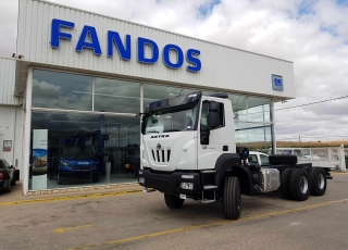 Nuevo IVECO ASTRA HD9 64.50, 6x4 de 500cv, Euro 6 con cambio manual. 
 - Aire acondicionado.
 - Visera.
 - Avisador acústico marcha atrás.
 - Gancho de maniobra trasero.
 - Freno de mano adicional anterior.
 - Barra estabilizadora trasera.
 - Barra estabilizadora intermedia.
 - Ballestas posteriores reforzadas.
 - Ventana pared trasera cabina.
 - Toma fuerza ZF NH/4C
 - Faros antiniebla.
 - Toma de aire en chasis y manguera.
 - Ballestas anteriores reforzadas.
 - Bocina neumática
 - Escalón de inspección delantero.
 - Calandra blanca con logo negro.
 - Protección radiador
 - Deposito de urea y filtro gasoil calefactado.
 - Rejilla protección pilotos traseros.
 - Radio Bluetooh con manos libres y MP3.