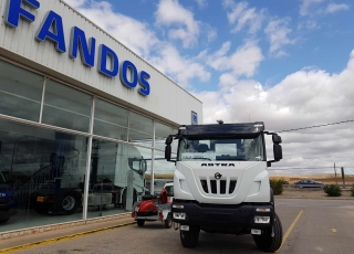 Nuevo IVECO ASTRA HD9 64.50, 6x4 de 500cv, Euro 6 con cambio manual. 
 - Aire acondicionado.
 - Visera.
 - Avisador acústico marcha atrás.
 - Gancho de maniobra trasero.
 - Freno de mano adicional anterior.
 - Barra estabilizadora trasera.
 - Barra estabilizadora intermedia.
 - Ballestas posteriores reforzadas.
 - Ventana pared trasera cabina.
 - Toma fuerza ZF NH/4C
 - Faros antiniebla.
 - Toma de aire en chasis y manguera.
 - Ballestas anteriores reforzadas.
 - Bocina neumática
 - Escalón de inspección delantero.
 - Calandra blanca con logo negro.
 - Protección radiador
 - Deposito de urea y filtro gasoil calefactado.
 - Rejilla protección pilotos traseros.
 - Radio Bluetooh con manos libres y MP3.