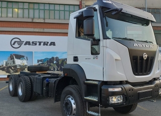 Nuevo IVECO ASTRA HD9 64.50, 6x4 de 500cv, Euro 6 con cambio manual.  - Aire acondicionado.
 - Visera.
 - Asiento conductor Confort.
 - Gancho de maniobra trasero.
 - Radio Bluetooh con manos libres.
 - Espejos retrovisores calefactados.
 - Faros rotativos led.
 - Calandra bicolor
 - Deposito de urea calefactado.
 - ABS
 - Cambio manual.