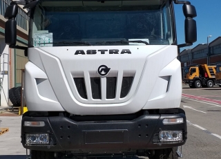 Nuevo IVECO ASTRA HD9 66.50, 6x6 de 500cv, Euro 6 con cambio manual. 
 - Aire acondicionado.
 - Visera exterior.
 - Gancho maniobra posterior.
 - Autoradio bluetooh.
 - Ballesta anterior y posterior reforzada.
 - Escalon de inspecion en parachoques delantero.
 - Deposito Urea y Filtro Gasoil Calefactado.
 - Freno estacionamiento delantero.
 - Rejilla protección pilotos traseros.
 - Bloqueo diferencial anterior.
 - Protector de radiador.
 - ABS y ASR modo Off-Road.
 - Barra, faros de trabajo y rotativos.
 - Caja de cambios manual.
 - Neumaticos 385/65R22,5 y 315/80R22,5
 -Toma de fuerza