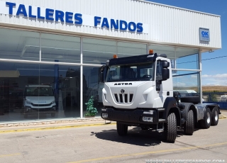 Nuevo IVECO ASTRA HD9 84.50, 8x4 de 500cv, Euro 6 con cambio automático.  - Cruise control
- Rejillas protección faros delanteros
- Aire acondicionado
- Visera 
- Gancho de maniobra trasero
- Bloqueo diferencial
- Espejos calefactados y telecomandados
- Asiento con suspensión neumática y ajuste lumbar.
- ABS
- Ventana trasera cabina
- Suspensión delantera reforzada 9Tn
- Luces rotativas
- Protección del radiador
- Deposito de Ad-Blue y filtro calefactados