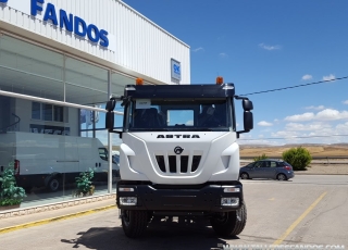 Nuevo IVECO ASTRA HD9 84.50, 8x4 de 500cv, Euro 6 con cambio automático.  - Cruise control
- Rejillas protección faros delanteros
- Aire acondicionado
- Visera 
- Gancho de maniobra trasero
- Bloqueo diferencial
- Espejos calefactados y telecomandados
- Asiento con suspensión neumática y ajuste lumbar.
- ABS
- Ventana trasera cabina
- Suspensión delantera reforzada 9Tn
- Luces rotativas
- Protección del radiador
- Deposito de Ad-Blue y filtro calefactados