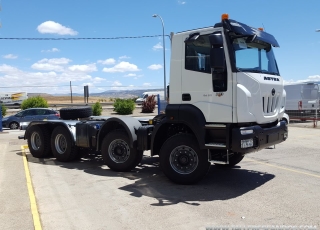 Nuevo IVECO ASTRA HD9 84.50, 8x4 de 500cv, Euro 6 con cambio automático.  - Cruise control
- Rejillas protección faros delanteros
- Aire acondicionado
- Visera 
- Gancho de maniobra trasero
- Bloqueo diferencial
- Espejos calefactados y telecomandados
- Asiento con suspensión neumática y ajuste lumbar.
- ABS
- Ventana trasera cabina
- Suspensión delantera reforzada 9Tn
- Luces rotativas
- Protección del radiador
- Deposito de Ad-Blue y filtro calefactados