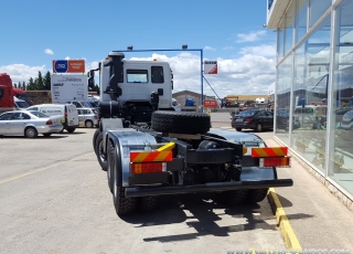 Nuevo IVECO ASTRA HD9 84.50, 8x4 de 500cv, Euro 6 con cambio automático.  - Cruise control
- Rejillas protección faros delanteros
- Aire acondicionado
- Visera 
- Gancho de maniobra trasero
- Bloqueo diferencial
- Espejos calefactados y telecomandados
- Asiento con suspensión neumática y ajuste lumbar.
- ABS
- Ventana trasera cabina
- Suspensión delantera reforzada 9Tn
- Luces rotativas
- Protección del radiador
- Deposito de Ad-Blue y filtro calefactados