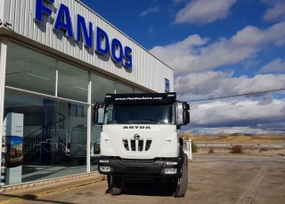 Nuevo IVECO ASTRA HD9 84.50, 8x4 de 500cv, Euro 6 con cambio automático.  - Cruise control
- Rejillas protección faros delanteros
- Aire acondicionado
- Visera 
- Avisador acústico marcha atrás.
- Gancho de maniobra trasero.
- Barras estabilizadoras.
- Bloqueo diferencial.
- Espejos calefactados y telecomandados.
- Asiento con suspensión neumática.
- Suspensión delantera reforzada 9Tn
- Suspensión trasera reforzada.
- Protección del radiador
- Deposito de Ad-Blue y filtro calefactados.
- Radio CD con manos libres.
- Toma de fuerza
- 5º punto sujección cambio