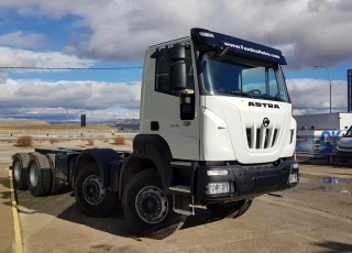 Nuevo IVECO ASTRA HD9 84.50, 8x4 de 500cv, Euro 6 con cambio automático.  - Cruise control
- Rejillas protección faros delanteros
- Aire acondicionado
- Visera 
- Avisador acústico marcha atrás.
- Gancho de maniobra trasero.
- Barras estabilizadoras.
- Bloqueo diferencial.
- Espejos calefactados y telecomandados.
- Asiento con suspensión neumática.
- Suspensión delantera reforzada 9Tn
- Suspensión trasera reforzada.
- Protección del radiador
- Deposito de Ad-Blue y filtro calefactados.
- Radio CD con manos libres.
- Toma de fuerza
- 5º punto sujección cambio