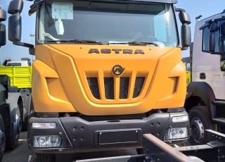 Nuevo camión en chasis ASTRA HD9 84.50 8x4, 500cv
- Astronic con intarder
- Doble chasis.
- Aire Acondicionado.
- Visera.
- Avisador acústico marca atrás.
- Gancho maniobra.
- Barra estabilizadora.
- ABS y ASR desconectable.
- Cierre centralizado.
- Toma de aire en chasis.
- Tubo inflado.
- Ballestas anteriores reforzadas.
- Faros rotativos.
- Deposito de adblue calefactado.
- Limitador a 70km/h
- Paso 2850.
- Neumáticos 325/95R24.
- Relación grupo corta 6.588.