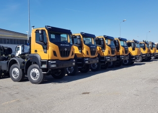 15 unidades nuevas ASTRA HHD9 86.48. 8x6, 480cv, Euro 3.
Motor Iveco Cursor 13 automáticos con intarder.
Versión HHD9, Heavy Heavy Duty de 3 metros de anchura, hasta 63Tn de GVW y una GCW de 250Tn.