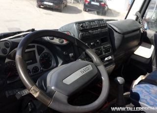 Camión de perforación, IVECO ML180E24K, del año 2006, manual, con solo 49.209km, con neumáticos en buen estado.
Maquina perforadora para realizar sondeos con tubo de testigo, martillo en fondo y barra helicoidal.
Perfora hasta 140m de profundidad, se vende con todo el equipamiento, tubos, coronas de perforación, wireline.
Maquina con motor Caterpillar de 123CV. Marca de la maquina Caldysermaq modelo SO-30.