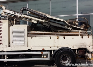 Used Truck IVECO ML180E24K, year 2006, manual, with only 49.209km, good tyres.
Drill rig for drilling tube witness, hammer and helical rod. 
Punches up to 140m deep, is sold with all equipment, pipes, drill bits, wireline. 
Caterpillar engine of 123hp.