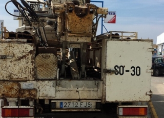 Camión de perforación, IVECO ML180E24K, del año 2006, manual, con solo 49.209km, con neumáticos en buen estado.
Maquina perforadora para realizar sondeos con tubo de testigo, martillo en fondo y barra helicoidal.
Perfora hasta 140m de profundidad, se vende con todo el equipamiento, tubos, coronas de perforación, wireline.
Maquina con motor Caterpillar de 123CV. Marca de la maquina Caldysermaq modelo SO-30.