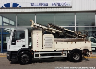 Used Truck IVECO ML180E24K, year 2006, manual, with only 49.209km, good tyres.
Drill rig for drilling tube witness, hammer and helical rod. 
Punches up to 140m deep, is sold with all equipment, pipes, drill bits, wireline. 
Caterpillar engine of 123hp.