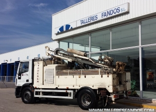 Used Truck IVECO ML180E24K, year 2006, manual, with only 49.209km, good tyres.
Drill rig for drilling tube witness, hammer and helical rod. 
Punches up to 140m deep, is sold with all equipment, pipes, drill bits, wireline. 
Caterpillar engine of 123hp.