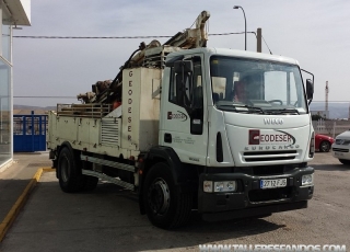 Used Truck IVECO ML180E24K, year 2006, manual, with only 49.209km, good tyres.
Drill rig for drilling tube witness, hammer and helical rod. 
Punches up to 140m deep, is sold with all equipment, pipes, drill bits, wireline. 
Caterpillar engine of 123hp.