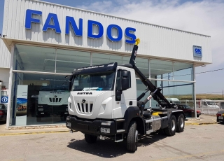 Nuevo IVECO ASTRA HD9 64.45, 6x4 de 450cv, Euro 6 con cambio manual.  - Aire acondicionado.
 - Visera.
 - Gancho de maniobra trasero.
 - Espejos calefactados y telecomandados.
 - Ventana pared trasera cabina.
 - Radio Bluetooh con manos libres y MP3.
 - Rejilla proteccion pilotos traseros.
 - Preinstalación toma de fuerza.
 - Deposito de urea y filtro gasoil calefactado.
 - Toma fuerza ZF NH/4C
 - Potección radiador
 - Faros antiniebla.
 - Avisador acustico marcha atrás.
 - Ballestas posteriores reforzadas.
 - Escalon de inspección delantero.
 - Barra estabilizadora.
 - Freno estacionamiento en eje delantero.  Carrozado con un gancho portacontenedores marca Hyva Lift modelo Titan 22/53S.