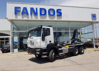 Nuevo IVECO ASTRA HD9 64.45, 6x4 de 450cv, Euro 6 con cambio manual.  - Aire acondicionado.
 - Visera.
 - Gancho de maniobra trasero.
 - Espejos calefactados y telecomandados.
 - Ventana pared trasera cabina.
 - Radio Bluetooh con manos libres y MP3.
 - Rejilla proteccion pilotos traseros.
 - Preinstalación toma de fuerza.
 - Deposito de urea y filtro gasoil calefactado.
 - Toma fuerza ZF NH/4C
 - Potección radiador
 - Faros antiniebla.
 - Avisador acustico marcha atrás.
 - Ballestas posteriores reforzadas.
 - Escalon de inspección delantero.
 - Barra estabilizadora.
 - Freno estacionamiento en eje delantero.  Carrozado con un gancho portacontenedores marca Hyva Lift modelo Titan 22/53S.