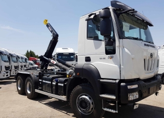 Nuevo IVECO ASTRA HD9 64.45, 6x4 de 450cv, Euro 6 con cambio manual.  - Aire acondicionado.
 - Visera.
 - Gancho de maniobra trasero.
 - Espejos calefactados y telecomandados.
 - Ventana pared trasera cabina.
 - Radio Bluetooh con manos libres y MP3.
 - Rejilla proteccion pilotos traseros.
 - Preinstalación toma de fuerza.
 - Deposito de urea y filtro gasoil calefactado.
 - Toma fuerza ZF NH/4C
 - Potección radiador
 - Faros antiniebla.
 - Avisador acustico marcha atrás.
 - Ballestas posteriores reforzadas.
 - Escalon de inspección delantero.
 - Barra estabilizadora.
 - Freno estacionamiento en eje delantero.  Carrozado con un gancho portacontenedores marca Hyva Lift modelo Titan 22/53S.