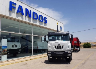 Nuevo IVECO ASTRA HD9 64.45, 6x4 de 450cv, Euro 6 con cambio manual.  - Aire acondicionado.
 - Visera.
 - Gancho de maniobra trasero.
 - Espejos calefactados y telecomandados.
 - Ventana pared trasera cabina.
 - Radio Bluetooh con manos libres y MP3.
 - Rejilla proteccion pilotos traseros.
 - Preinstalación toma de fuerza.
 - Deposito de urea y filtro gasoil calefactado.
 - Toma fuerza ZF NH/4C
 - Potección radiador
 - Faros antiniebla.
 - Avisador acustico marcha atrás.
 - Ballestas posteriores reforzadas.
 - Escalon de inspección delantero.
 - Barra estabilizadora.
 - Freno estacionamiento en eje delantero.  Carrozado con un gancho portacontenedores marca Hyva Lift modelo Titan 22/53S.