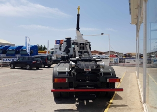 Nuevo IVECO ASTRA HD9 64.45, 6x4 de 450cv, Euro 6 con cambio manual.  - Aire acondicionado.
 - Visera.
 - Gancho de maniobra trasero.
 - Espejos calefactados y telecomandados.
 - Ventana pared trasera cabina.
 - Radio Bluetooh con manos libres y MP3.
 - Rejilla proteccion pilotos traseros.
 - Preinstalación toma de fuerza.
 - Deposito de urea y filtro gasoil calefactado.
 - Toma fuerza ZF NH/4C
 - Potección radiador
 - Faros antiniebla.
 - Avisador acustico marcha atrás.
 - Ballestas posteriores reforzadas.
 - Escalon de inspección delantero.
 - Barra estabilizadora.
 - Freno estacionamiento en eje delantero.  Carrozado con un gancho portacontenedores marca Hyva Lift modelo Titan 22/53S.