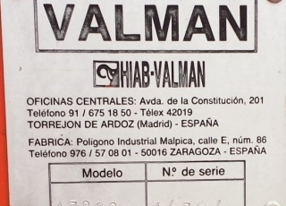 Camión IVECO 190-36T, del año 1989, con cama, manual, con caja basculante, con grúa Valman 17080AW con 4 prolongas.