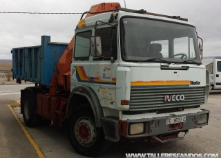 Camión IVECO 190-36T, del año 1989, con cama, manual, con caja basculante, con grúa Valman 17080AW con 4 prolongas.