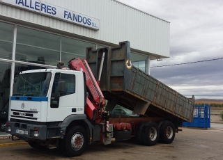 Used truck IVECO MH260E31/TN, 6x2, with tipper box and crane Fassi 195A.24 of 5 hydraulic arms and 2 manuals, with remote control, crane year 2005.