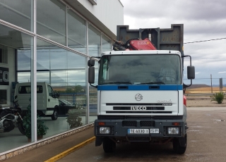 Camión IVECO MH260E31/TN, 6x2, con tercer eje de rueda doble y elevable, con caja basculante y grúa Fassi 195A.24 de 5 prolongas hidráulicas y 2 manuales, con radio mando, la grúa es del año 2005.