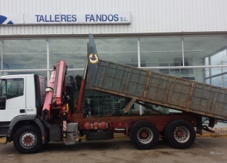 Camión IVECO MH260E31/TN, 6x2, con tercer eje de rueda doble y elevable, con caja basculante y grúa Fassi 195A.24 de 5 prolongas hidráulicas y 2 manuales, con radio mando, la grúa es del año 2005.