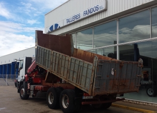 Used truck IVECO MH260E31/TN, 6x2, with tipper box and crane Fassi 195A.24 of 5 hydraulic arms and 2 manuals, with remote control, crane year 2005.