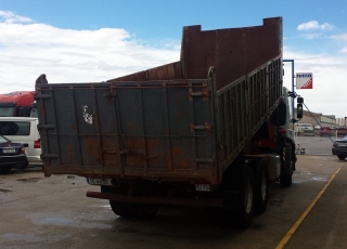 Camión IVECO MH260E31/TN, 6x2, con tercer eje de rueda doble y elevable, con caja basculante y grúa Fassi 195A.24 de 5 prolongas hidráulicas y 2 manuales, con radio mando, la grúa es del año 2005.