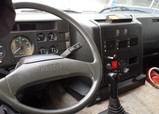 Camión IVECO MH260E31/TN, 6x2, con tercer eje de rueda doble y elevable, con caja basculante y grúa Fassi 195A.24 de 5 prolongas hidráulicas y 2 manuales, con radio mando, la grúa es del año 2005.