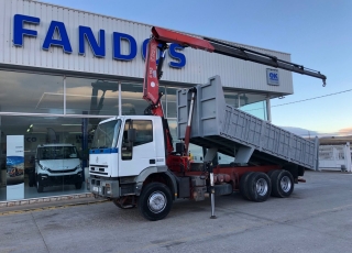 Camión de ocasión marca IVECO 
 modelo MP260E31/TN,  6X2, de 310cv, con 214.013km con caja basculante del año 2000 y grúa FASSI 195A.24 del año 2005.